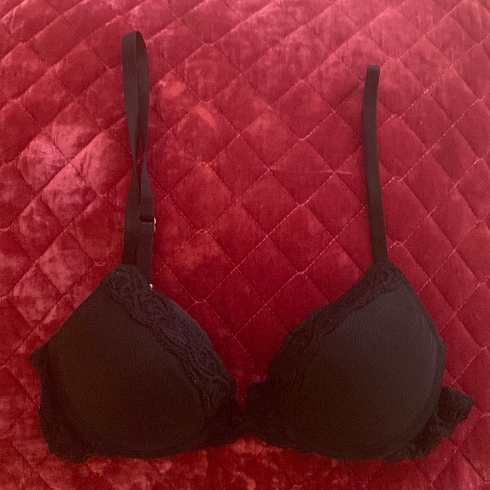 Natori black lace bra with light padding. Gorgeous fit